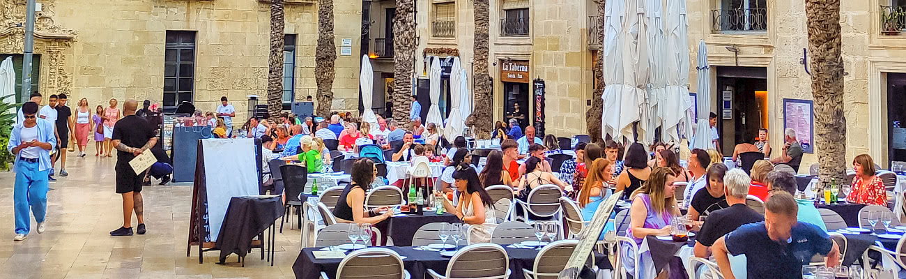 Diners on restaurant terraces, Calle Mayor, Alicante